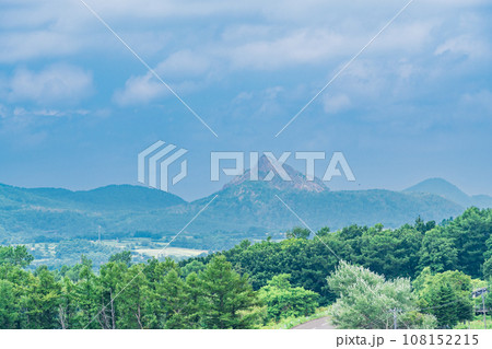 （北海道）有珠山SA (上り)展望台から見る昭和新山 108152215