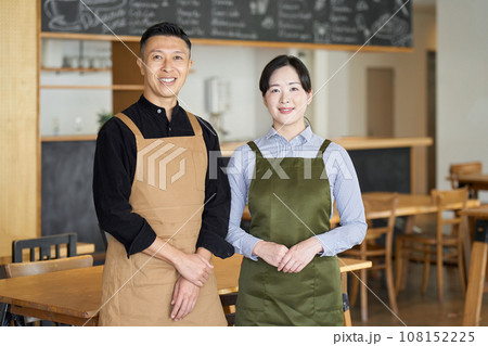 カフェの経営をするアジア人夫婦 108152225