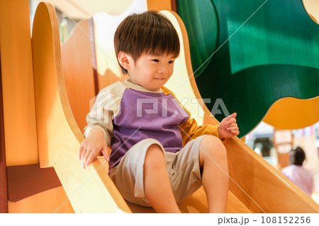 遊具で遊ぶ男の子 遊具で遊ぶ男の子 108152256