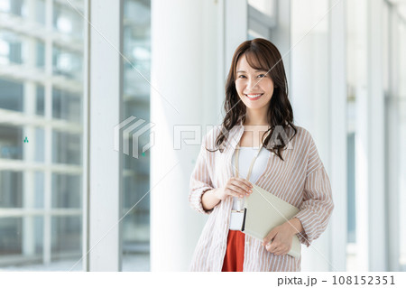 オフィスの若いビジネスウーマン オフィスの若いビジネスウーマン 108152351