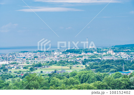 (北海道)有珠山SA (上り)から見る伊達市の街並みと噴火湾 (北海道)有珠山SA (上り)から見る伊達市の街並みと噴火湾 108152402