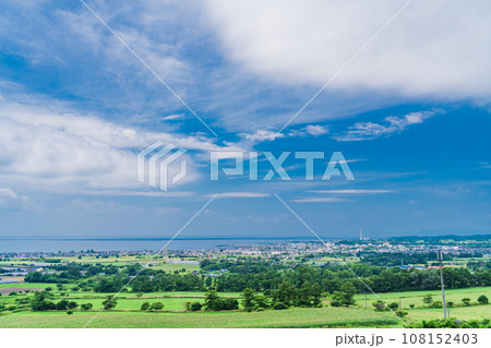 (北海道)有珠山SA (上り)から見る伊達市の街並みと噴火湾 (北海道)有珠山SA (上り)から見る伊達市の街並みと噴火湾 108152403