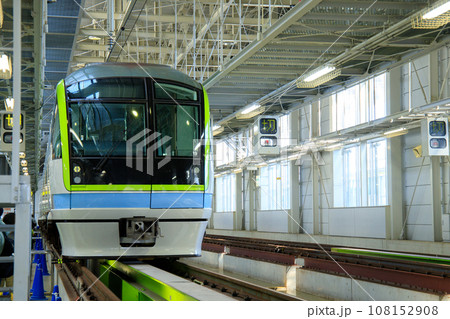 検修庫に佇む3000A系電車（福岡市営地下鉄） 108152908