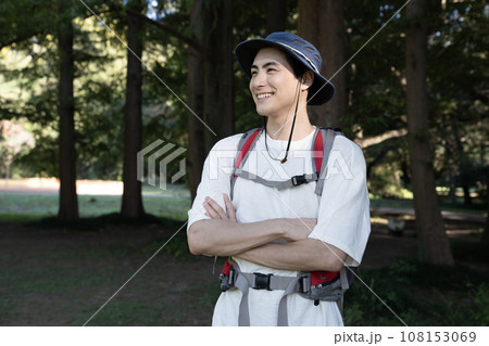 登山バッグを担いで歩く男性 登山バッグを担いで歩く男性 108153069