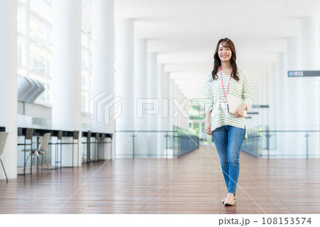 オフィスのビジネスウーマン 108153574