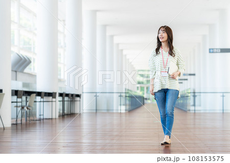 オフィスのビジネスウーマン 108153575