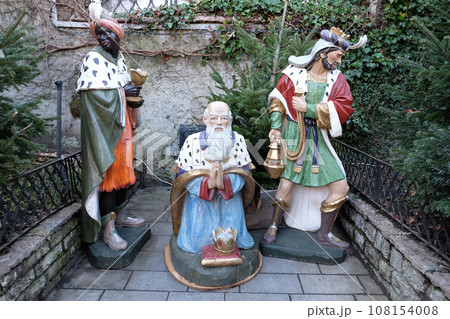 Biblical Magi or Three Wise Men infront the church in St. Wolfgang on Wolfgangsee in Austria 108154008