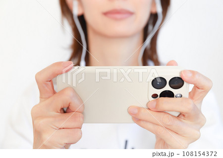 スマホで動画を視聴する女性 スマホで動画を視聴する女性 108154372