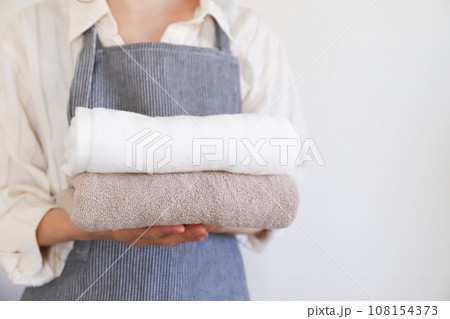 タオルを持った女性　家事イメージ 108154373