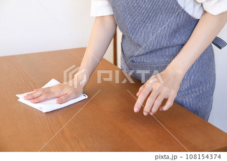 机を服女性　家事イメージ 108154374