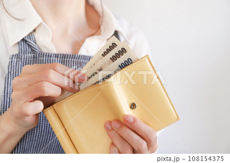 財布からお金を出す女性 財布からお金を出す女性 108154375