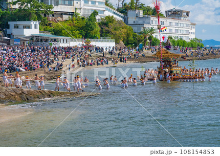 三谷祭、山車が海を渡る海中渡御〈愛知県蒲郡市〉 三谷祭、山車が海を渡る海中渡御〈愛知県蒲郡市〉 108154853