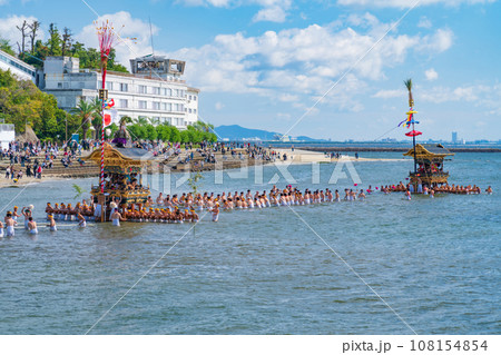 三谷祭、山車が海を渡る海中渡御〈愛知県蒲郡市〉 108154854