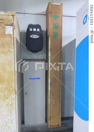 駅のホームに設置された備品 108154892