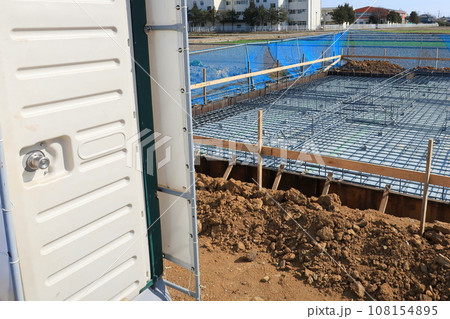 住宅建設現場と仮設トイレ 住宅建設現場と仮設トイレ 108154895