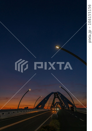 夕陽に染まる豊田大橋〈愛知県豊田市〉 108155156