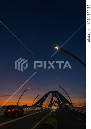 夕陽に染まる豊田大橋〈愛知県豊田市〉 108155157