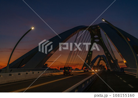 夕陽に染まる豊田大橋〈愛知県豊田市〉 夕陽に染まる豊田大橋〈愛知県豊田市〉 108155160