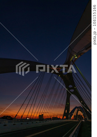 夕陽に染まる豊田大橋〈愛知県豊田市〉 夕陽に染まる豊田大橋〈愛知県豊田市〉 108155166