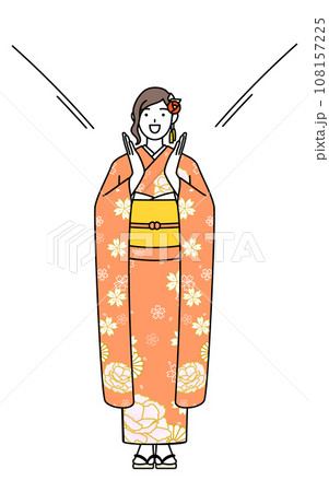 口に手を当てて呼び込みをする振袖姿の女性、お正月の初詣や成人式、卒業式や結婚式などで 108157225