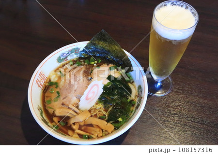 醤油ラーメンと生ビール 醤油ラーメンと生ビール 108157316