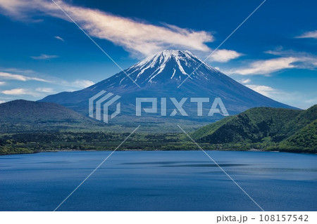 本栖湖から見た富士山 108157542