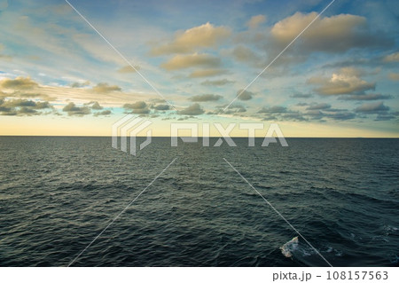 夕方の海 108157563