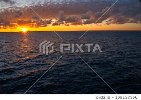 海に沈む夕日 108157566
