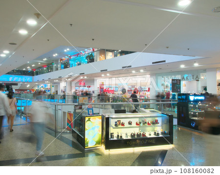 躍動するフィリピン   -  マニラ・マカティの高級ショッピングモール 　都市景観（2023年9月） 108160082