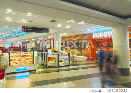 躍動するフィリピン  -  マニラ・マカティの高級ショッピングモール 　都市景観（2023年9月） 108160235