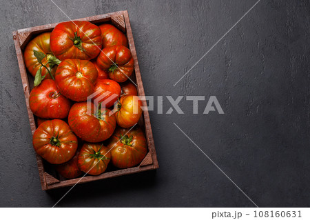Assorted tomatoes in rustic crate Assorted tomatoes in rustic crate 108160631