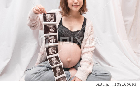 【マタニティイメージ　エコー写真】 108160693