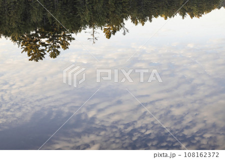 雲が反射しんた湖面 108162372