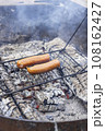バーベキューで焼かれるソーセージ 108162427