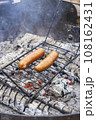 バーベキューで焼かれるソーセージ 108162431
