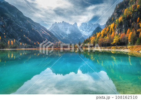 Mountain lake with reflection at sunny autumn day 108162510
