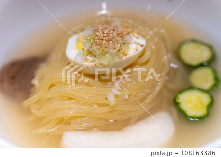 盛岡冷麺 盛楼閣 黄金比のスープを味わった後はカクテキとキムチを加え辛味の変化を愉しみます 盛岡冷麺 盛楼閣 黄金比のスープを味わった後はカクテキとキムチを加え辛味の変化を愉しみます 108163386