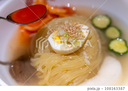 盛岡冷麺 盛楼閣 黄金比のスープを味わった後はカクテキとキムチを加え辛味の変化を愉しみます 盛岡冷麺 盛楼閣 黄金比のスープを味わった後はカクテキとキムチを加え辛味の変化を愉しみます 108163387