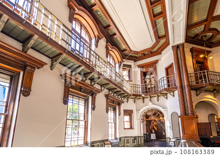 岩手銀行赤レンガ館　岩手銀行旧本店本館　内観　吹き抜けと華麗な装飾　廻廊　アーチ型の欄間 108163389