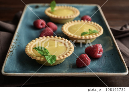 Mini tarts with  lemon and custard  filling 108163722