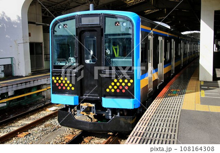 昭和の面影を残す鶴見線に現れた令和の新車… 鶴見駅に入線する新型車E131系 108164308