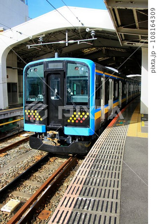 昭和の面影を残す鶴見線に現れた令和の新車… 鶴見駅に入線する新型車E131系 108164309