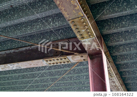 鉄骨に載せたトタン屋根の写真素材 [108164322] - PIXTA