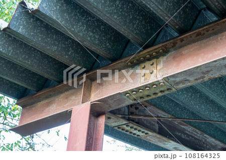 鉄骨に載せたトタン屋根の写真素材 [108164325] - PIXTA