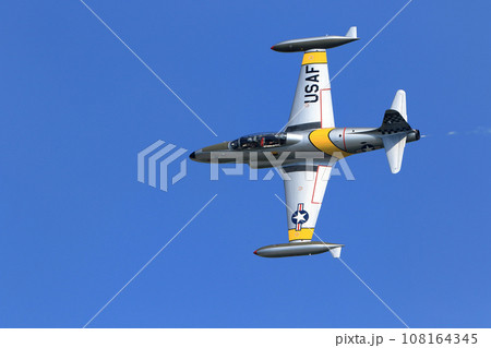 飛行中のカナディア CT-133練習機 飛行中のカナディア CT-133練習機 108164345