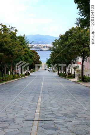 函館市の発祥の地【函館西部地区】 函館山麓『八幡坂』から港を望む 函館市の発祥の地【函館西部地区】 函館山麓『八幡坂』から港を望む 108164438