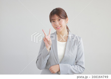 2つ目のポイントのポーズ_若い女性1 108164749