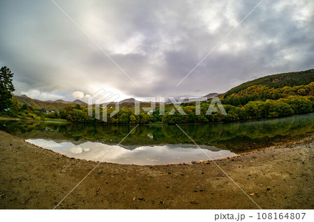 雲に覆われる紅葉の山肌 雲に覆われる紅葉の山肌 108164807