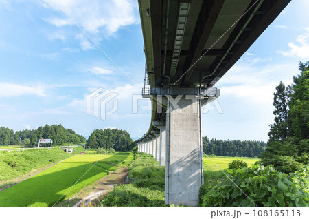 高速道路の高架橋 108165113