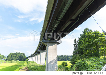 高速道路の高架橋 108165114
